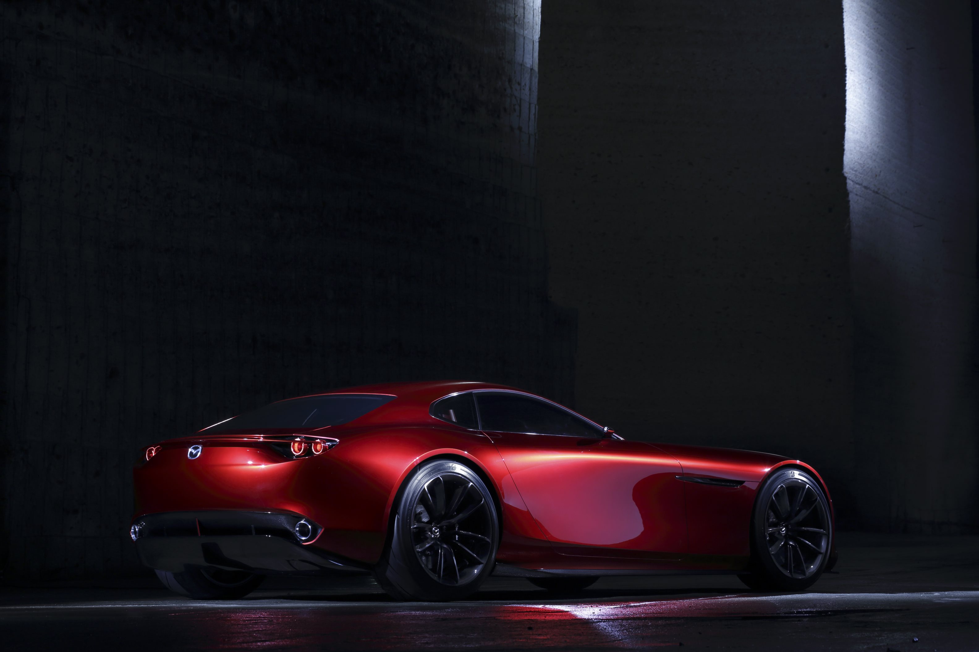 Mazda onthult spectaculaire RX-Vision Concept Car op Tokyo Motor Show. Het spectaculaire studiemodel is uitgerust met een rotatiemotor.
