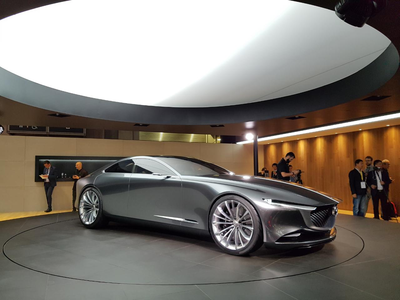 Mazda laat in Tokyo twee concepts zien waarmee de zevende generatie qua ontwerp wordt ingeluid. Belangrijk nieuws is verder de Skyactiv-X motor, een 2 liter met zelfontbranding.