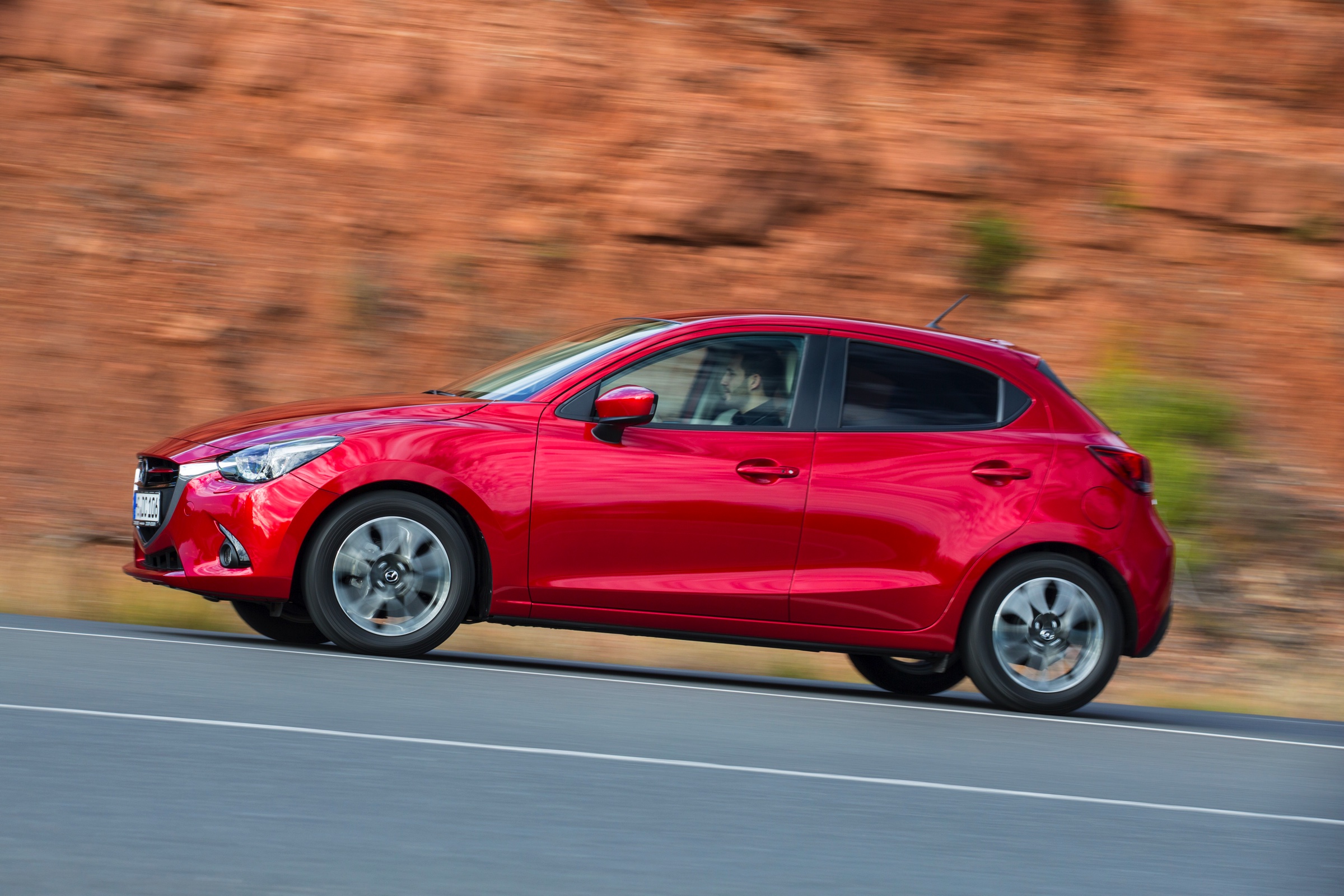 De nieuwe Mazda2 stuurt nog leuker dan zijn voorganger, maar is ook een stuk serieuzer geworden. Een rijtest.