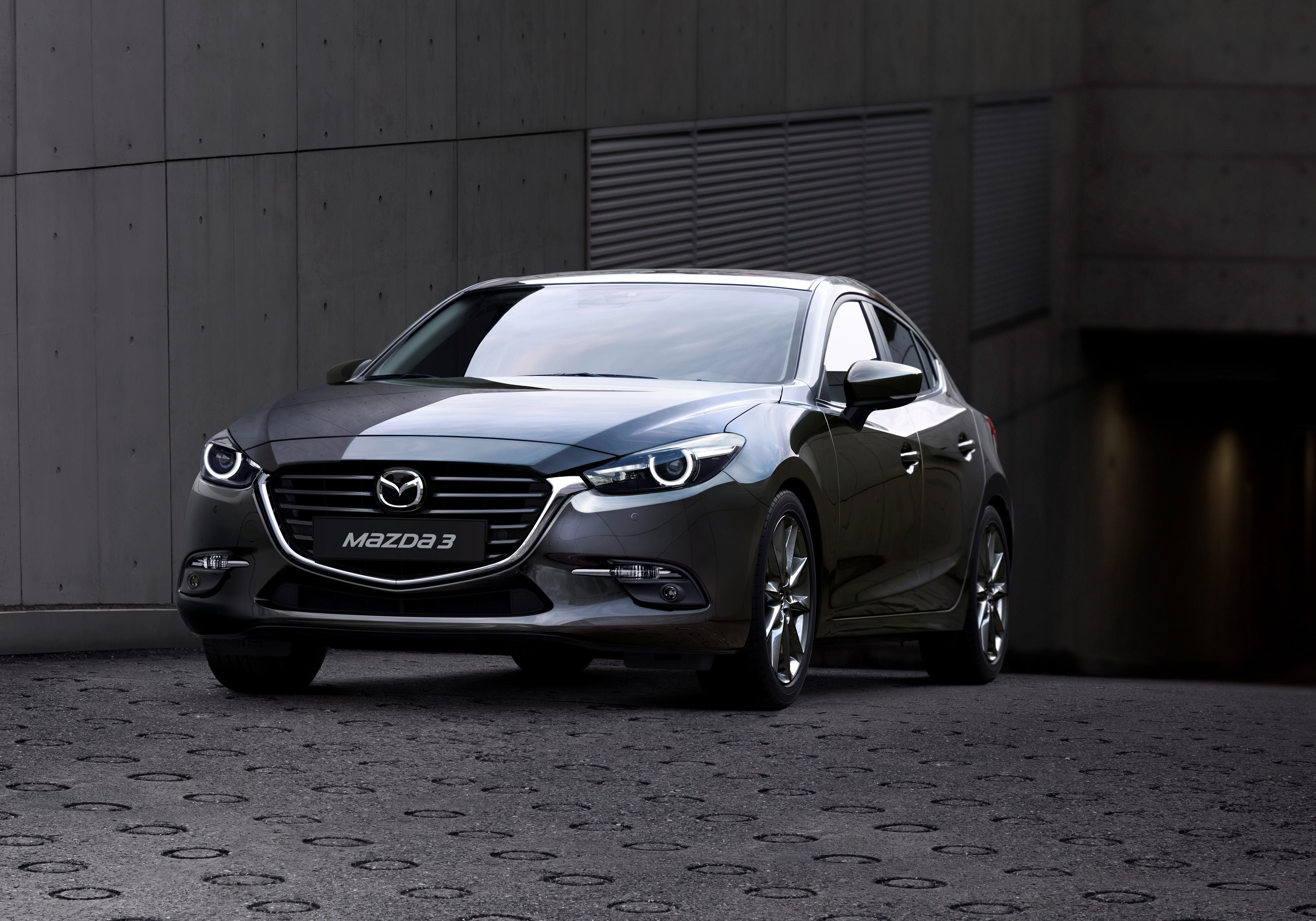 Mazda3 voor modeljaar 2017 klaargestoomd met nieuwe LED-koplampen, boost control voor de diesel en nog slimmere Advanced Smart City Brake Support.