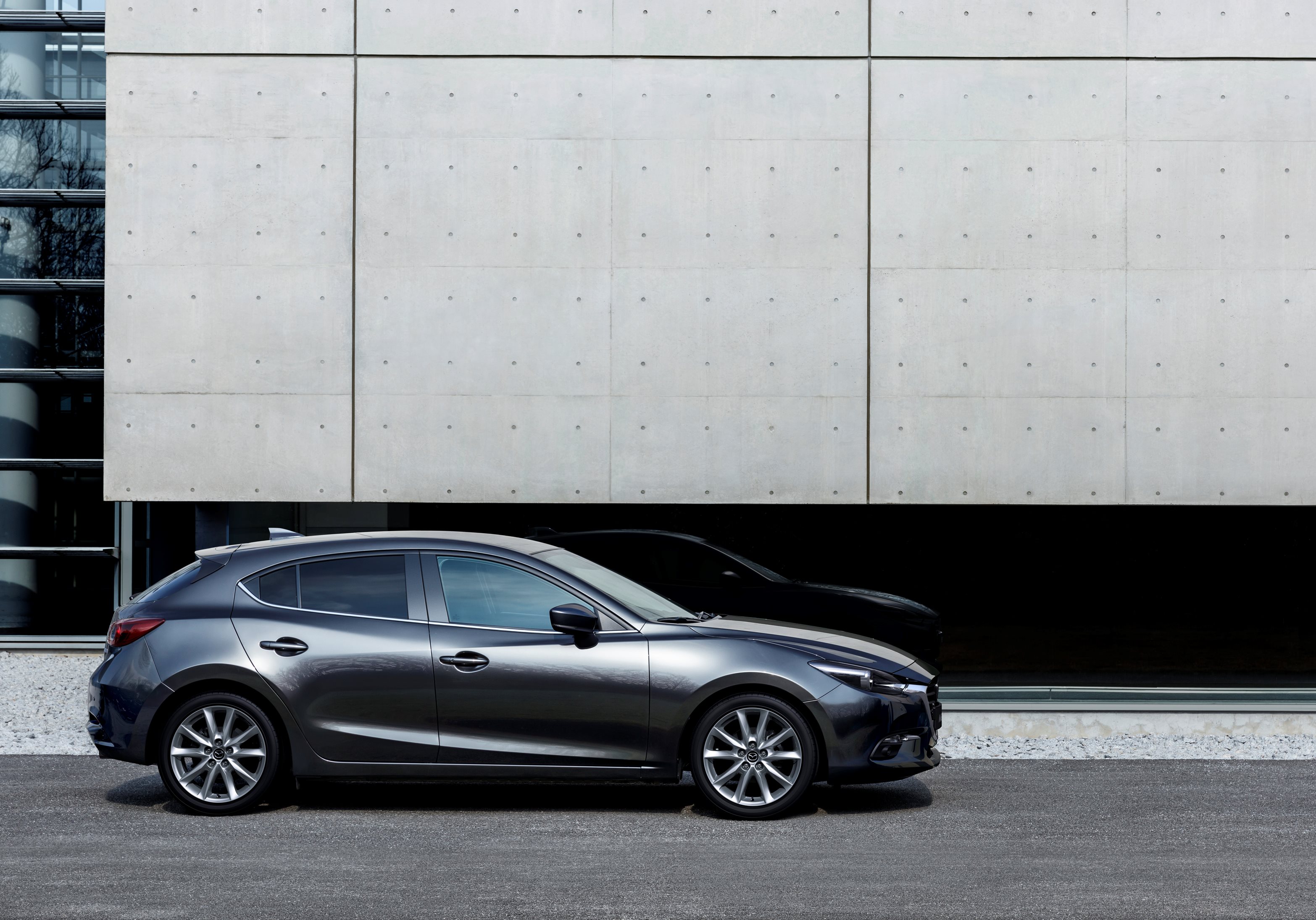 Mazda3 voor modeljaar 2017 klaargestoomd met nieuwe LED-koplampen, boost control voor de diesel en nog slimmere Advanced Smart City Brake Support.