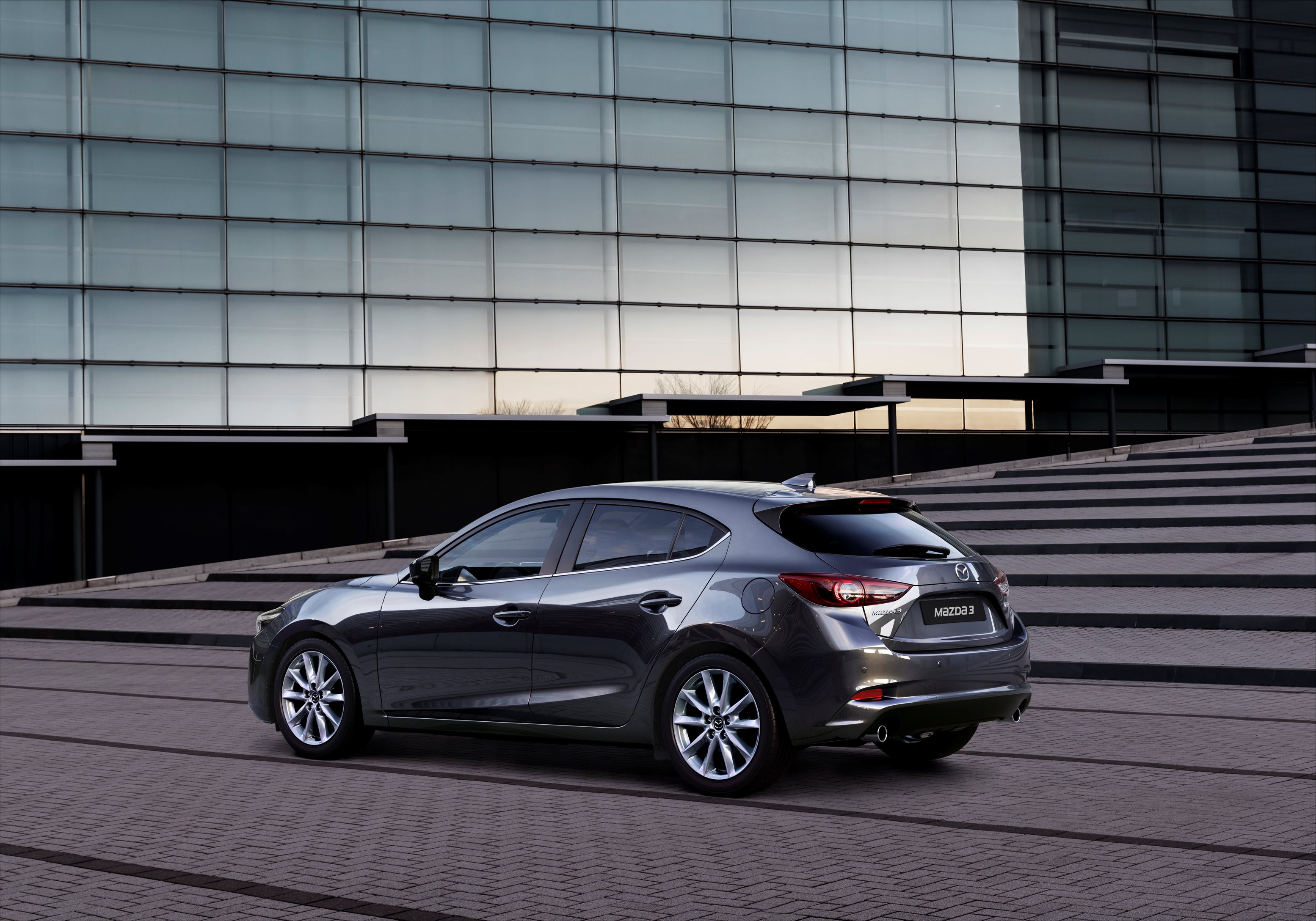 Mazda3 voor modeljaar 2017 klaargestoomd met nieuwe LED-koplampen, boost control voor de diesel en nog slimmere Advanced Smart City Brake Support.