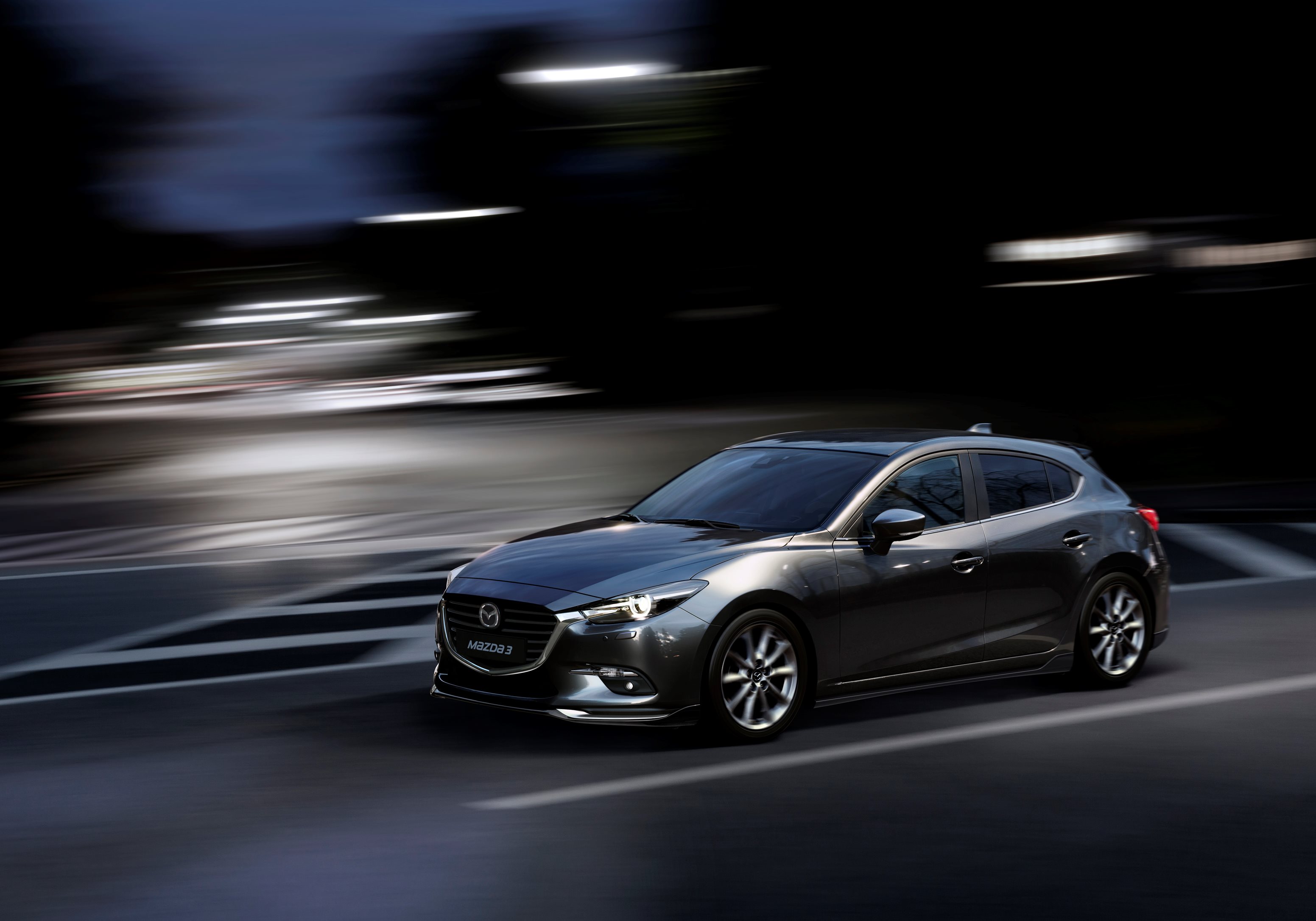Mazda3 voor modeljaar 2017 klaargestoomd met nieuwe LED-koplampen, boost control voor de diesel en nog slimmere Advanced Smart City Brake Support.