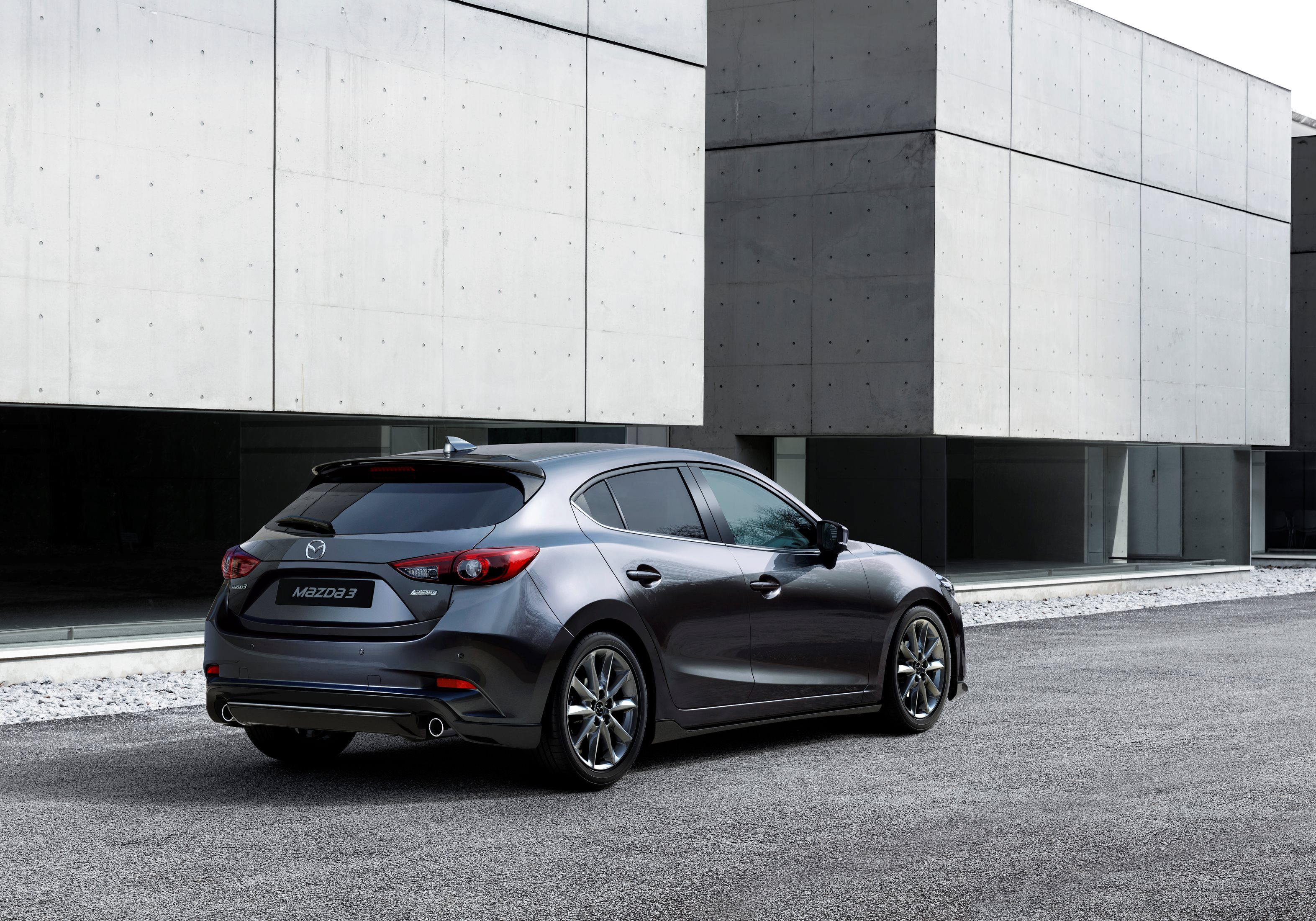 Mazda3 voor modeljaar 2017 klaargestoomd met nieuwe LED-koplampen, boost control voor de diesel en nog slimmere Advanced Smart City Brake Support.