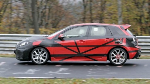 Terwijl we onlangs nog de offici�le beelden van de nieuwe Mazda 3 sedan konden aanschouwen, hebben we nu zicht op het topmodel uit het Mazda3-gamma, de sportieve MPS.