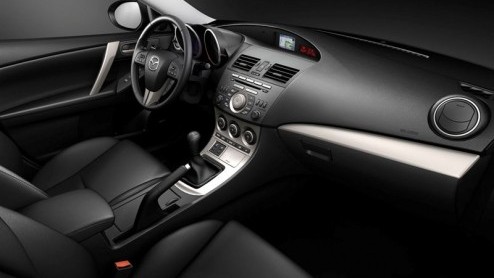 Na de spotlights op de nieuwe Mazda3 sedan is het nu de beurt aan de langverwachte hatchback. De Japanners kiezen de Autosalon van Bologna in december uit om deze nieuwkomer voor te stellen. Dynamiek 