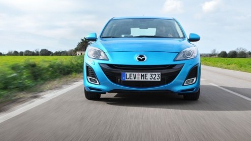 Met de nieuwe Mazda3 legt de fabrikant nog meer de nadruk op sportiviteit. De ingenieurs hebben de kooiconstructie op diverse plaatsen verstevigd, wat de stijfheid ten goede komt, het dashboard is mee