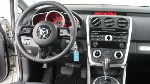Misschien is de Mazda CX-7 wel de eerste auto die zijn aanduiding Sports Utility Vehicle echt eer aandoet. Want als je hem zo ziet staan lijkt het net of er een sportauto is gekruist met een terreinwa