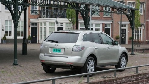 Misschien is de Mazda CX-7 wel de eerste auto die zijn aanduiding Sports Utility Vehicle echt eer aandoet. Want als je hem zo ziet staan lijkt het net of er een sportauto is gekruist met een terreinwa