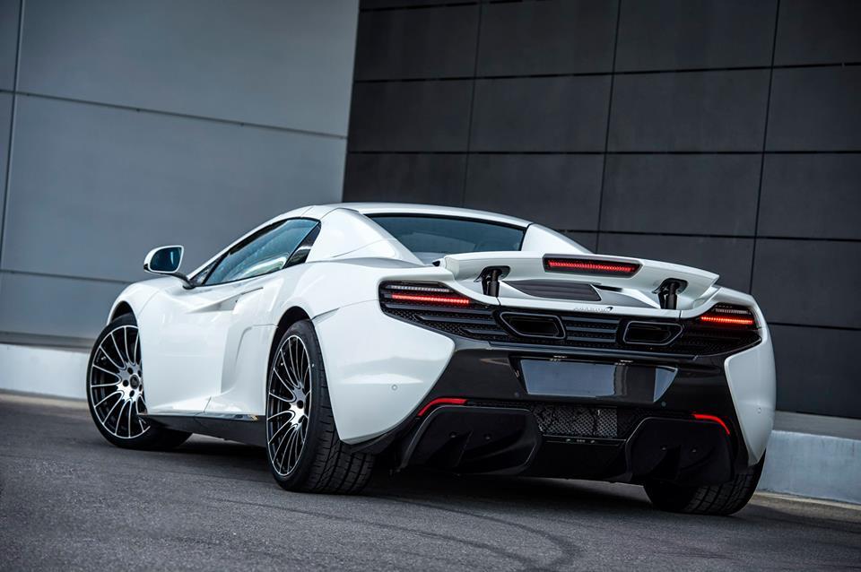 Acht stuks worden ervan gebouwd van deze McLaren 650S Spider Nrburgring 24H Edition. Daarmee is het een van de meest exclusieve McLaren 650S'en. Maar wat maakt precies het verschil?