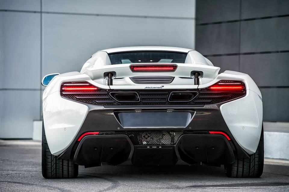 Acht stuks worden ervan gebouwd van deze McLaren 650S Spider Nrburgring 24H Edition. Daarmee is het een van de meest exclusieve McLaren 650S'en. Maar wat maakt precies het verschil?