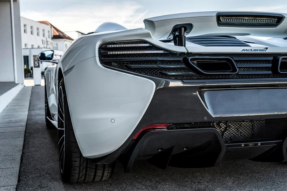 Acht stuks worden ervan gebouwd van deze McLaren 650S Spider Nrburgring 24H Edition. Daarmee is het een van de meest exclusieve McLaren 650S'en. Maar wat maakt precies het verschil?