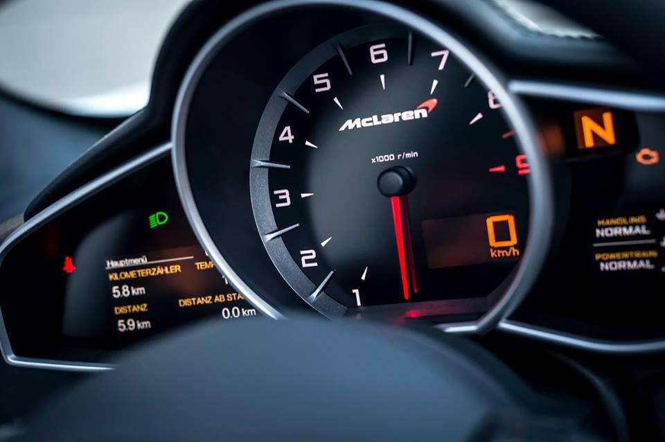 Acht stuks worden ervan gebouwd van deze McLaren 650S Spider Nrburgring 24H Edition. Daarmee is het een van de meest exclusieve McLaren 650S'en. Maar wat maakt precies het verschil?