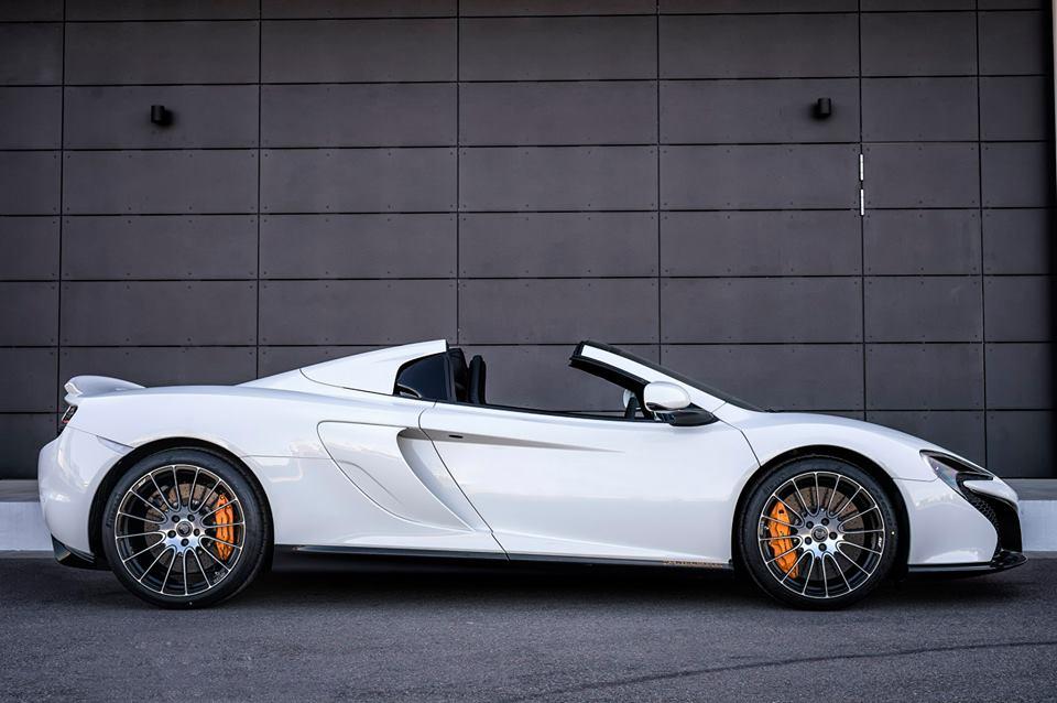 Acht stuks worden ervan gebouwd van deze McLaren 650S Spider Nrburgring 24H Edition. Daarmee is het een van de meest exclusieve McLaren 650S'en. Maar wat maakt precies het verschil?