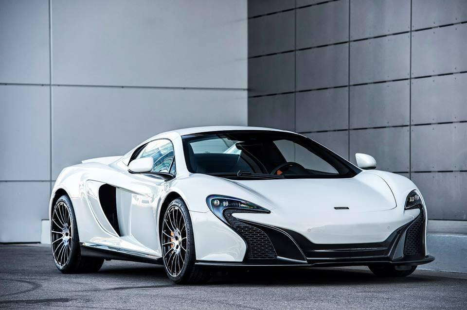 Acht stuks worden ervan gebouwd van deze McLaren 650S Spider Nrburgring 24H Edition. Daarmee is het een van de meest exclusieve McLaren 650S'en. Maar wat maakt precies het verschil?