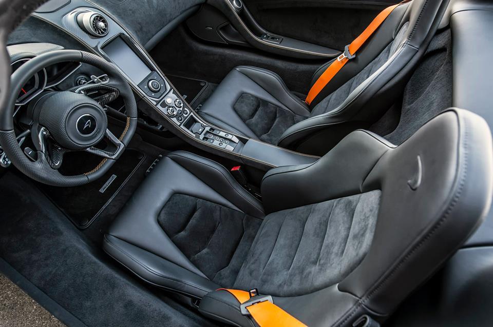 Acht stuks worden ervan gebouwd van deze McLaren 650S Spider Nrburgring 24H Edition. Daarmee is het een van de meest exclusieve McLaren 650S'en. Maar wat maakt precies het verschil?
