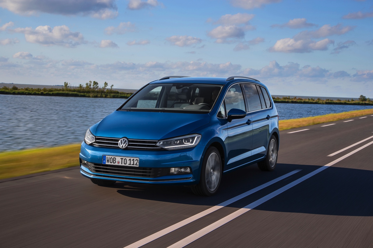 Volkswagen breidt de standaarduitrusting van alle Touran-uitvoeringen uit en verlaagt de prijzen van de Touran Trendline en Touran Connected Series.