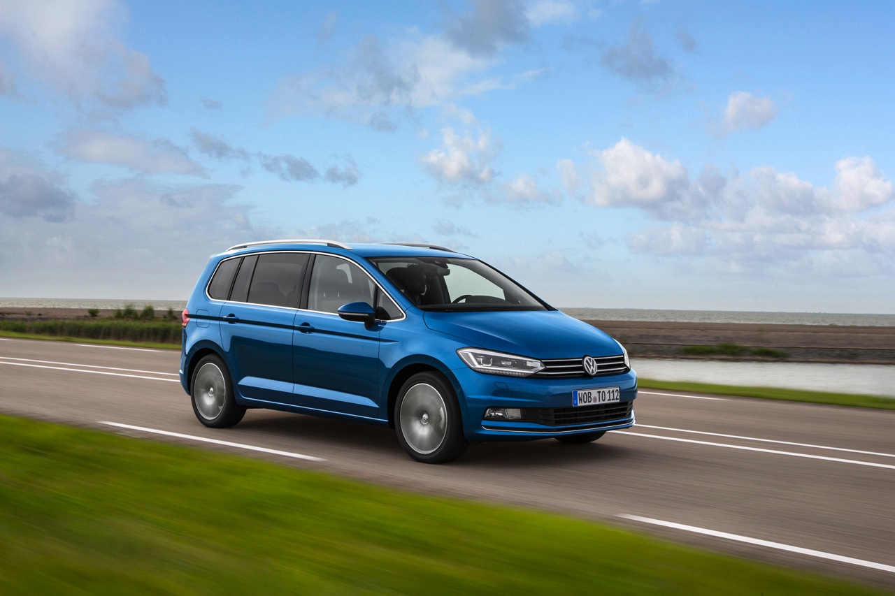 Volkswagen breidt de standaarduitrusting van alle Touran-uitvoeringen uit en verlaagt de prijzen van de Touran Trendline en Touran Connected Series.