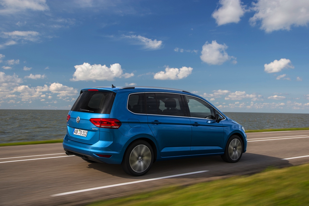 Volkswagen breidt de standaarduitrusting van alle Touran-uitvoeringen uit en verlaagt de prijzen van de Touran Trendline en Touran Connected Series.