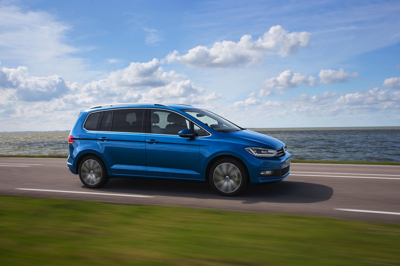 Volkswagen breidt de standaarduitrusting van alle Touran-uitvoeringen uit en verlaagt de prijzen van de Touran Trendline en Touran Connected Series.