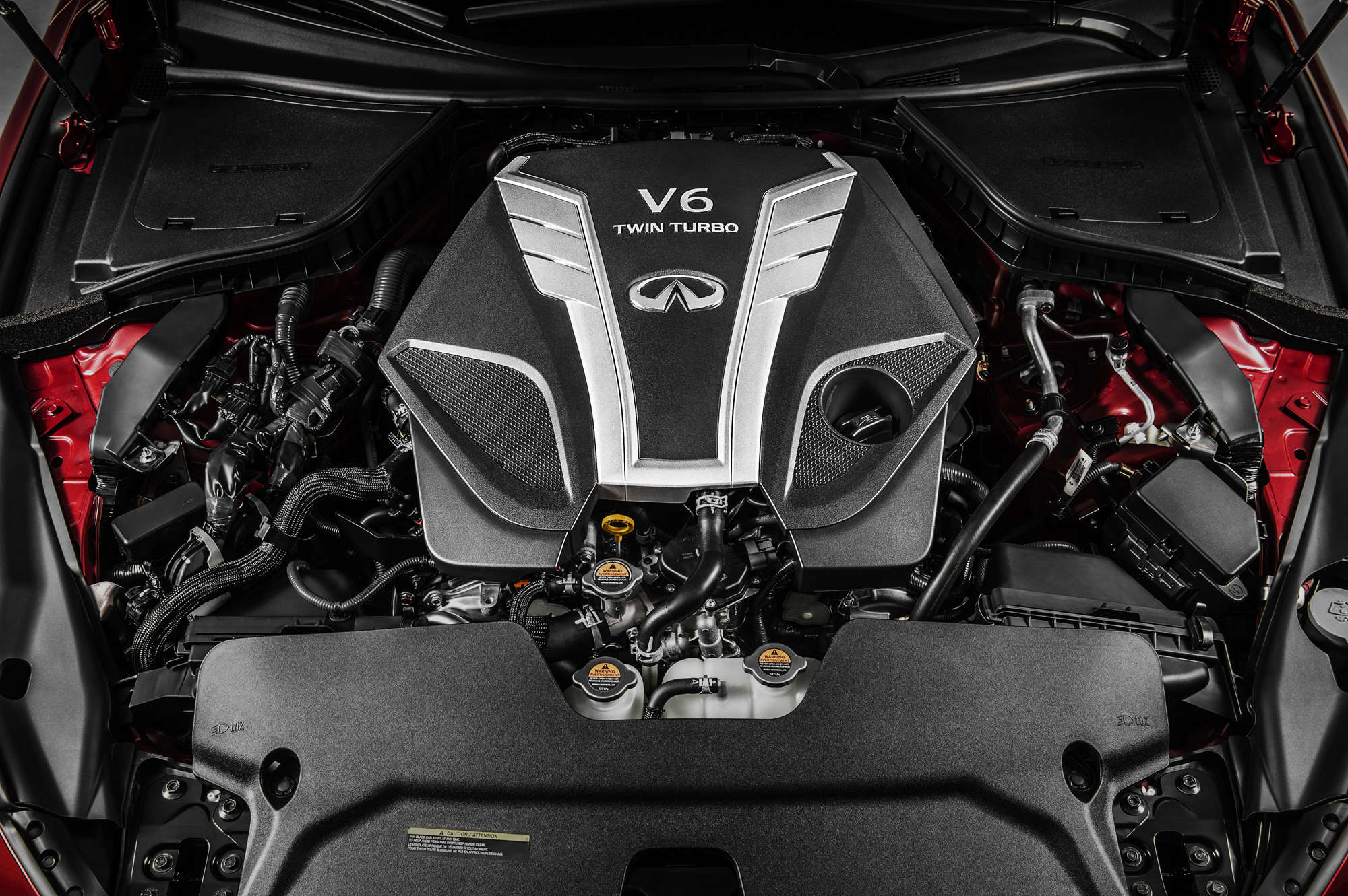 Infiniti vernieuwt de Q50 sedan met een beter onderstel en nieuwe 3.0 VR bi-turbo V6 motor.