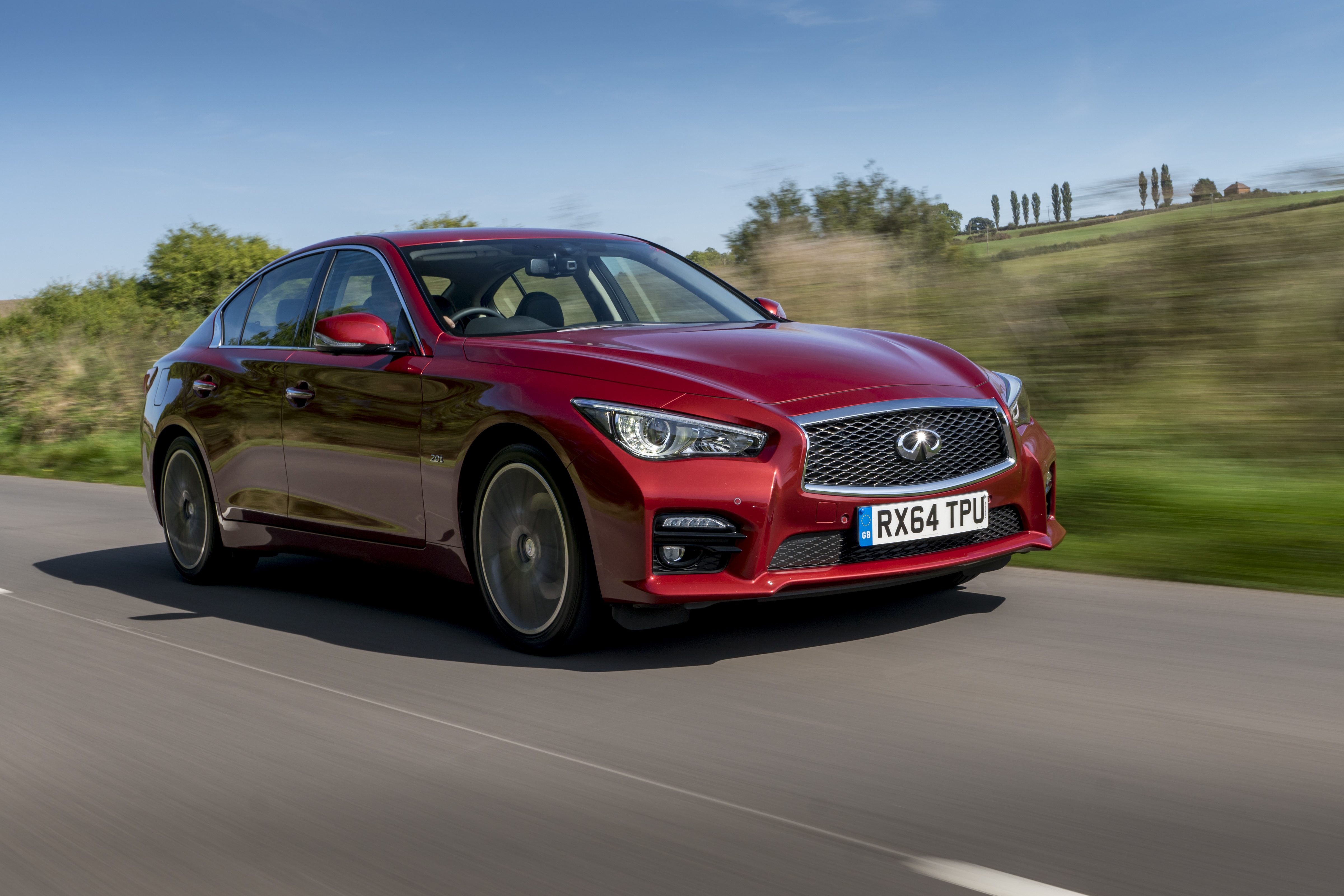 Infiniti vernieuwt de Q50 sedan met een beter onderstel en nieuwe 3.0 VR bi-turbo V6 motor.