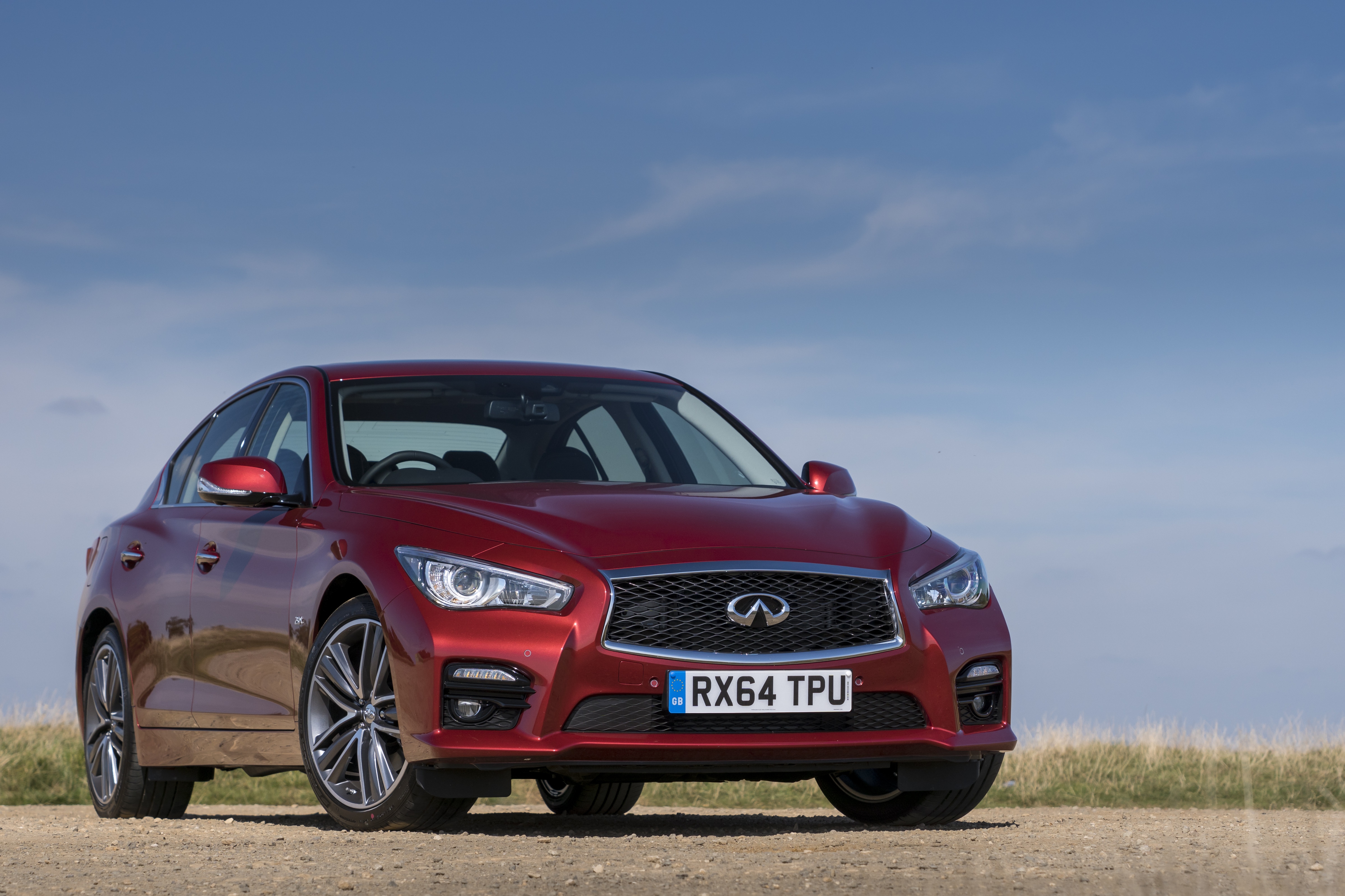 Infiniti vernieuwt de Q50 sedan met een beter onderstel en nieuwe 3.0 VR bi-turbo V6 motor.
