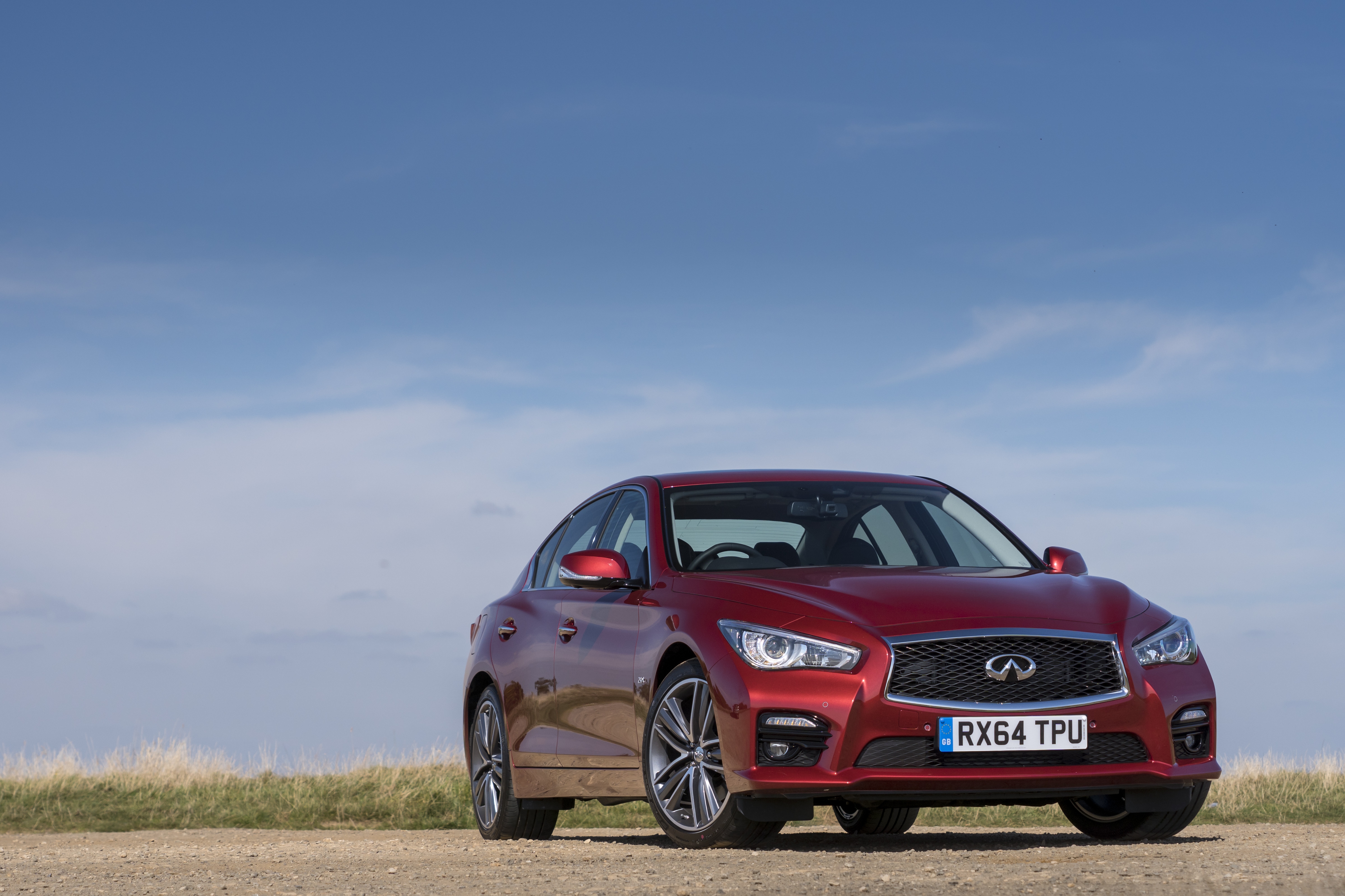 Infiniti vernieuwt de Q50 sedan met een beter onderstel en nieuwe 3.0 VR bi-turbo V6 motor.