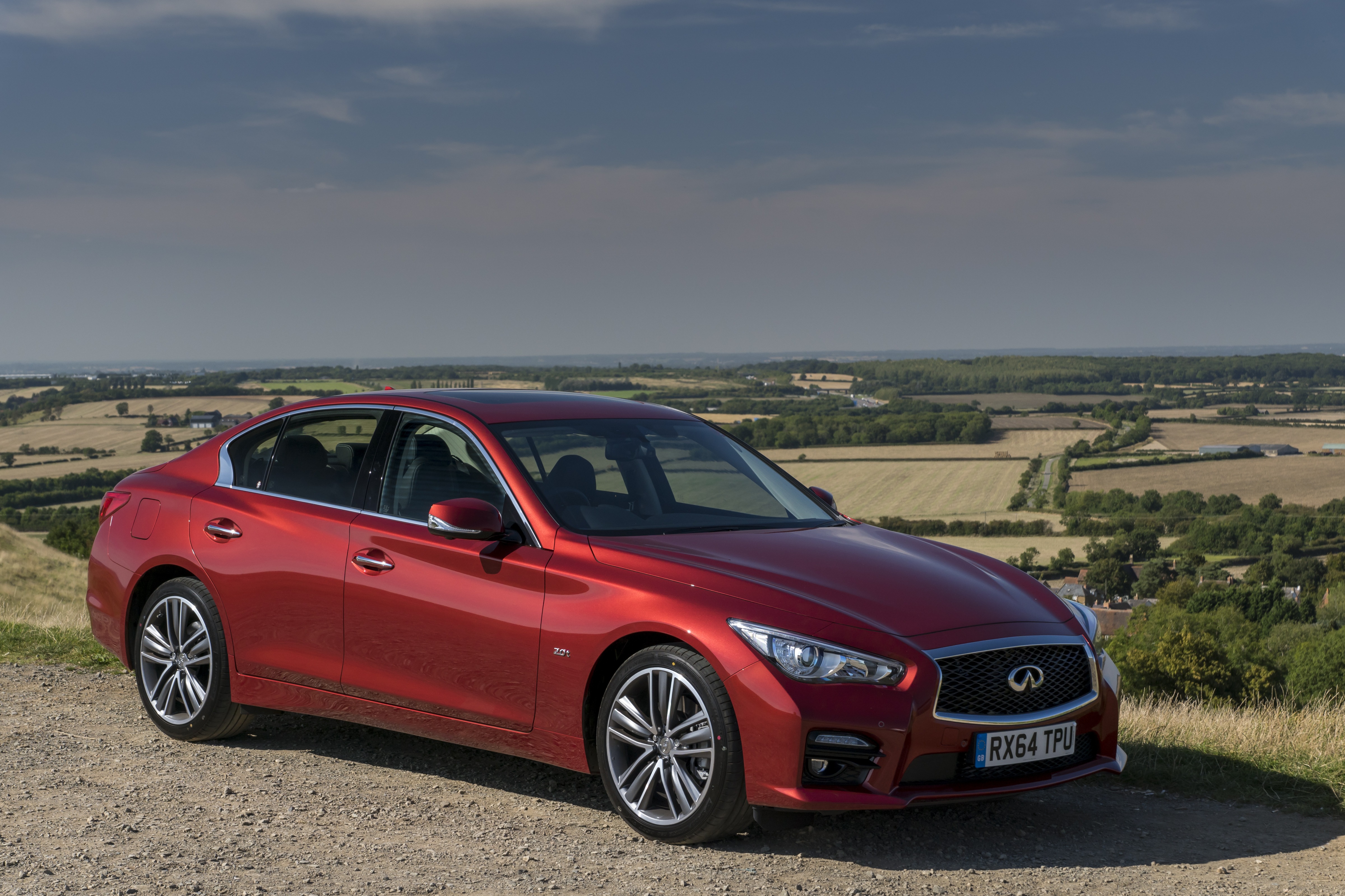 Infiniti vernieuwt de Q50 sedan met een beter onderstel en nieuwe 3.0 VR bi-turbo V6 motor.