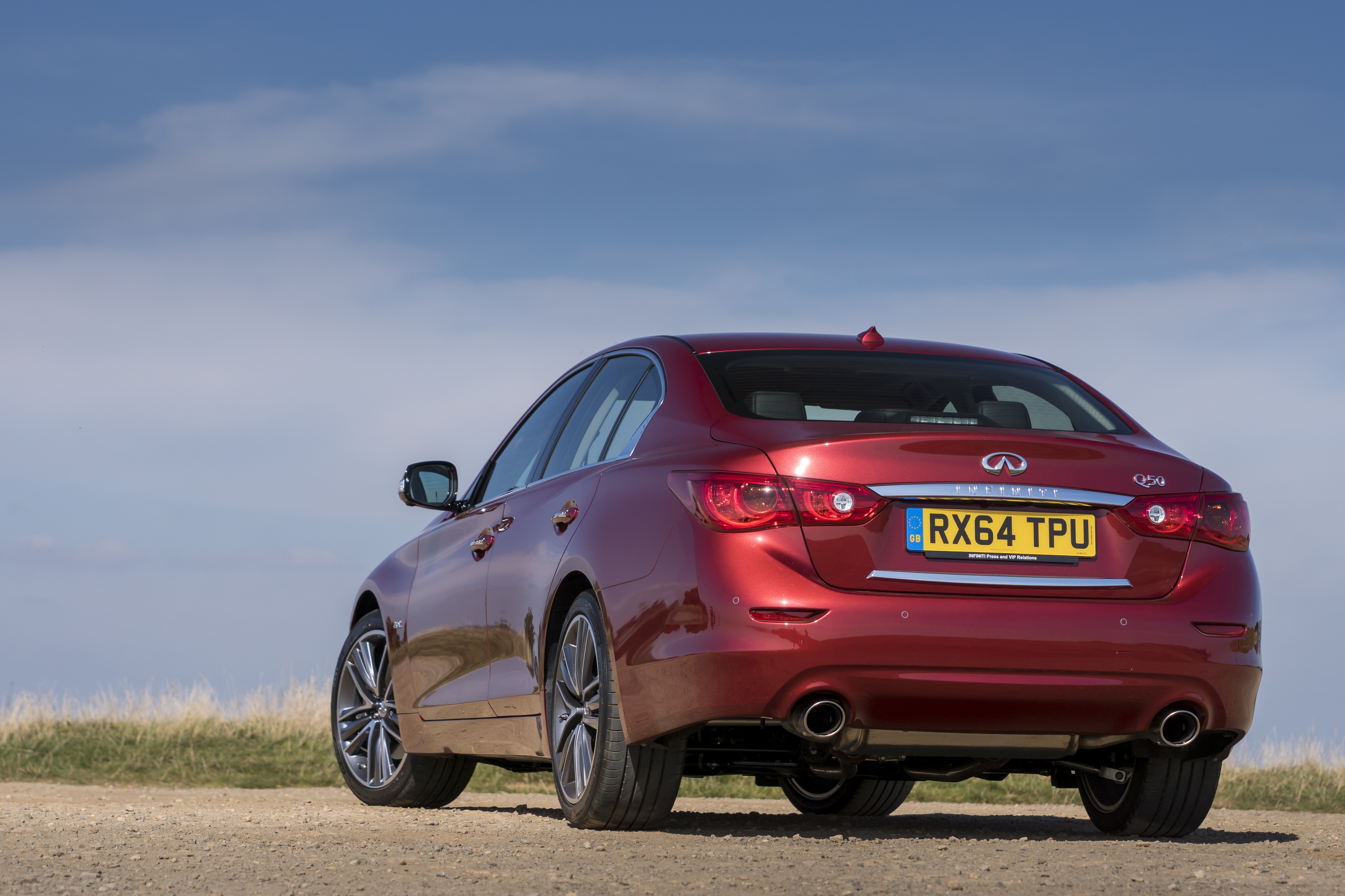 Infiniti vernieuwt de Q50 sedan met een beter onderstel en nieuwe 3.0 VR bi-turbo V6 motor.