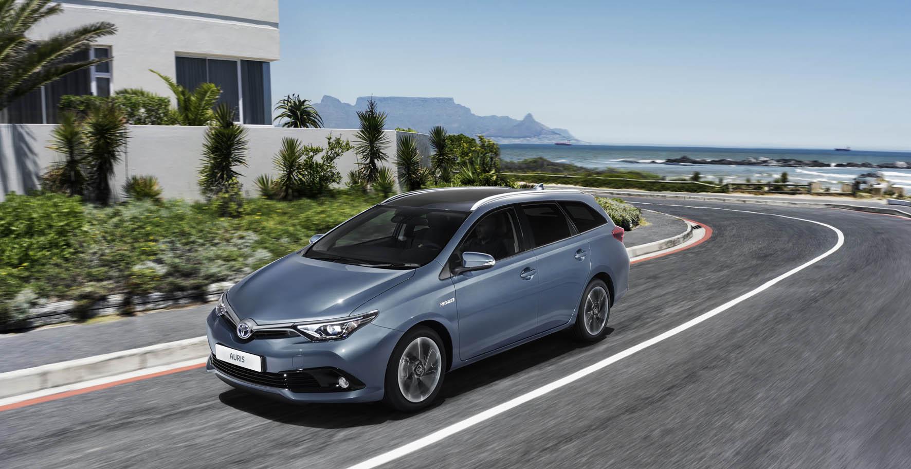 Toyota Auris facelift omvat meer dan alleen een nieuw gezicht. De Japanners komen met nieuwe turbomotoren en maken de hybride versie met 14% bijtelling nog zuiniger.
