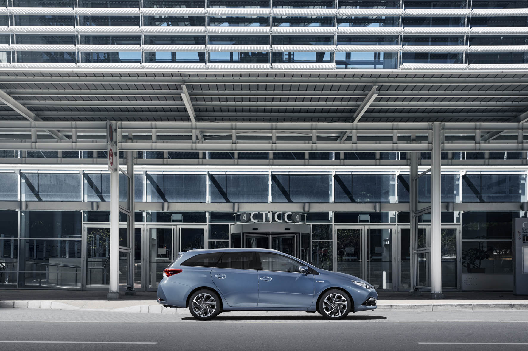 Toyota Auris facelift omvat meer dan alleen een nieuw gezicht. De Japanners komen met nieuwe turbomotoren en maken de hybride versie met 14% bijtelling nog zuiniger.