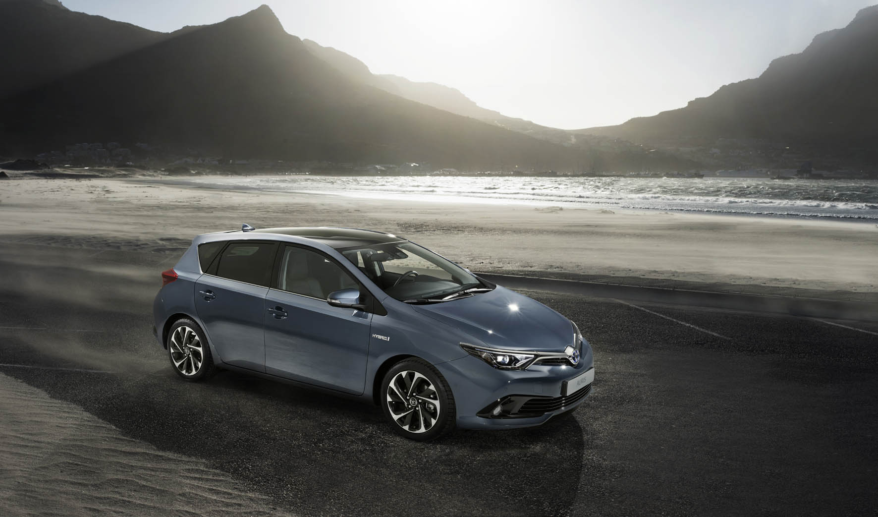 Toyota Auris facelift omvat meer dan alleen een nieuw gezicht. De Japanners komen met nieuwe turbomotoren en maken de hybride versie met 14% bijtelling nog zuiniger.
