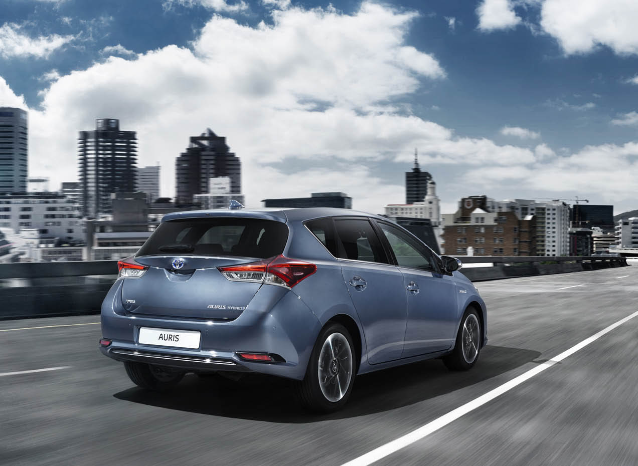 Toyota Auris facelift omvat meer dan alleen een nieuw gezicht. De Japanners komen met nieuwe turbomotoren en maken de hybride versie met 14% bijtelling nog zuiniger.
