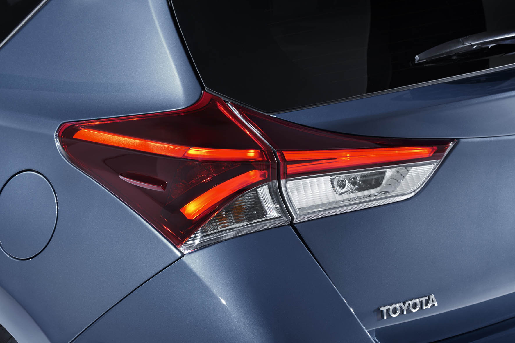 Toyota Auris facelift omvat meer dan alleen een nieuw gezicht. De Japanners komen met nieuwe turbomotoren en maken de hybride versie met 14% bijtelling nog zuiniger.