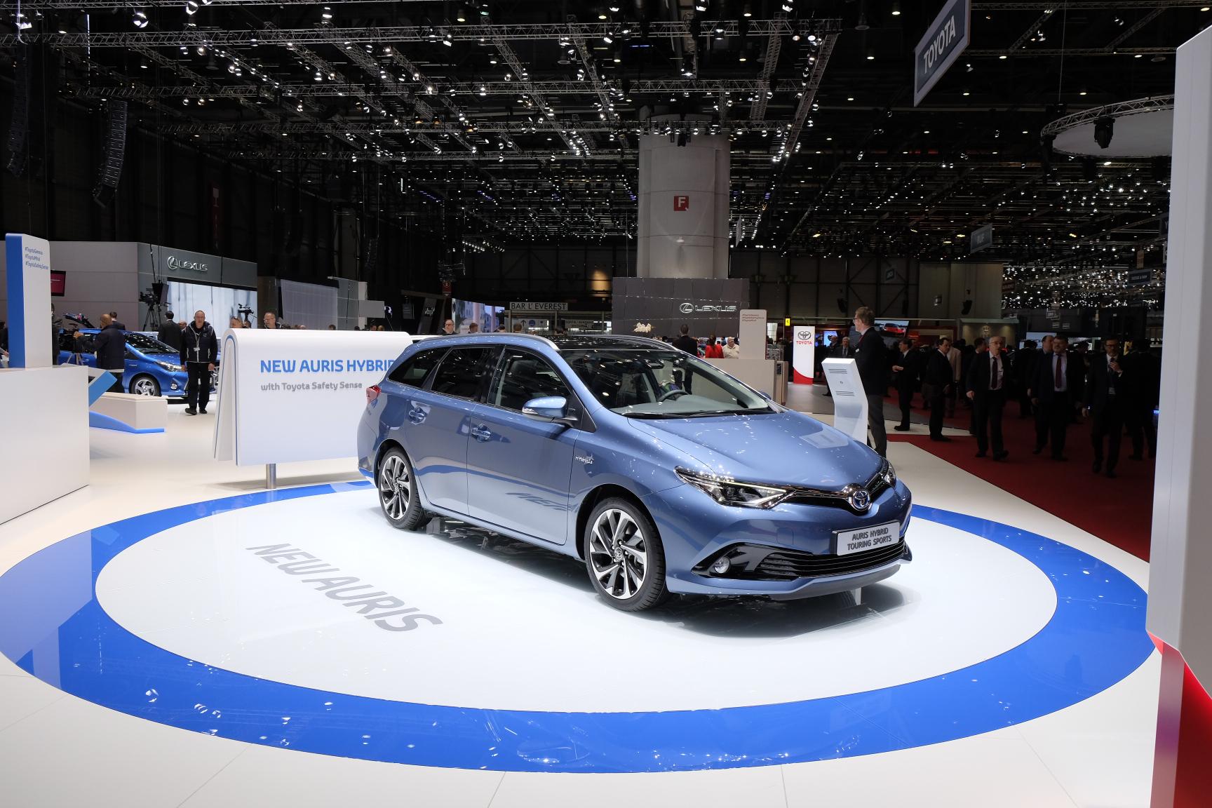 Toyota Auris facelift omvat meer dan alleen een nieuw gezicht. De Japanners komen met nieuwe turbomotoren en maken de hybride versie met 14% bijtelling nog zuiniger.