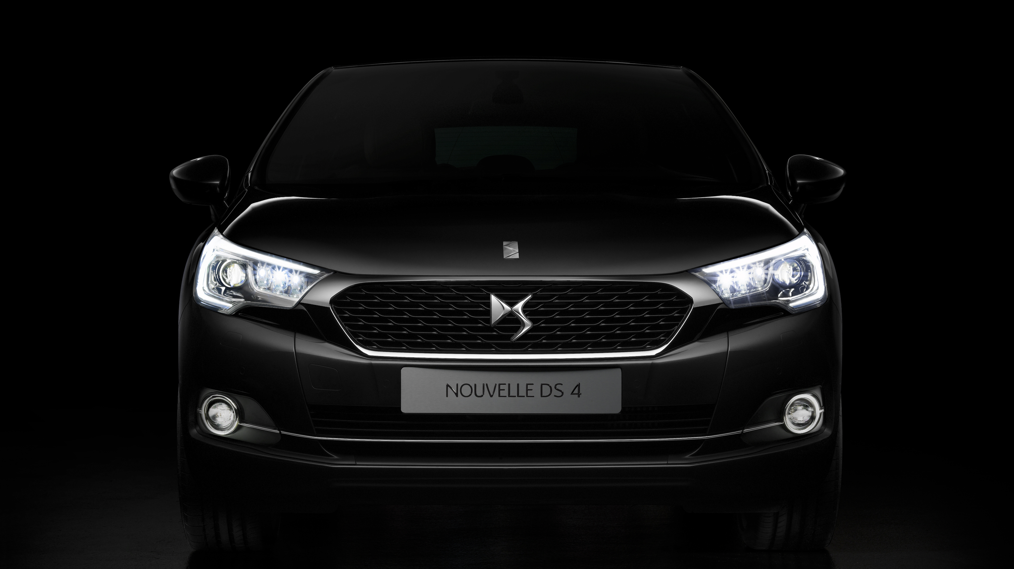 De DS 4 verruilt het Citron logo voor het nieuwe DS logo en de bijbehorende grille. Naast die uiterlijke wijzigingen is hij onderhuids ook flink onder handen genomen.