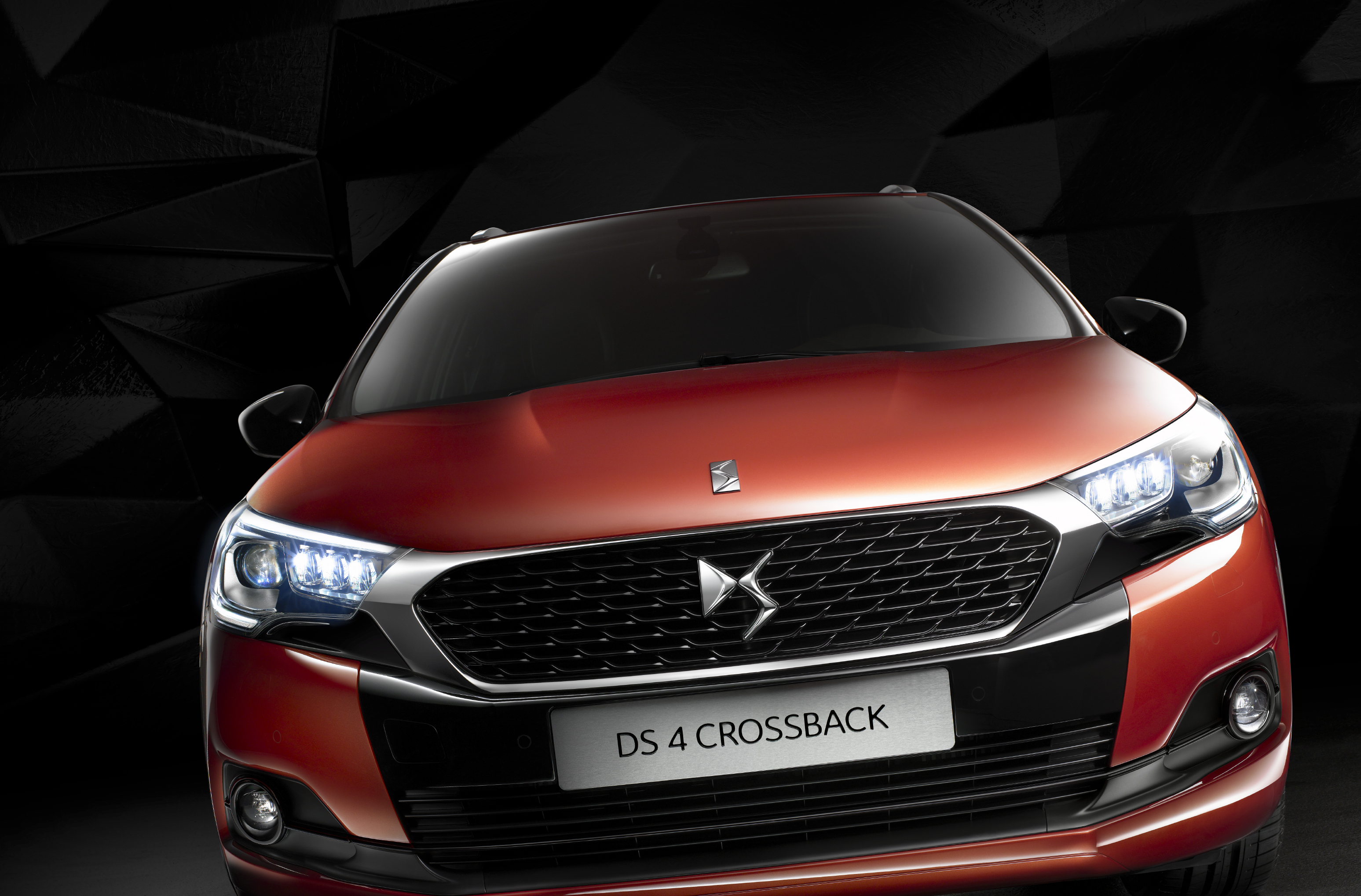 De DS 4 verruilt het Citron logo voor het nieuwe DS logo en de bijbehorende grille. Naast die uiterlijke wijzigingen is hij onderhuids ook flink onder handen genomen.