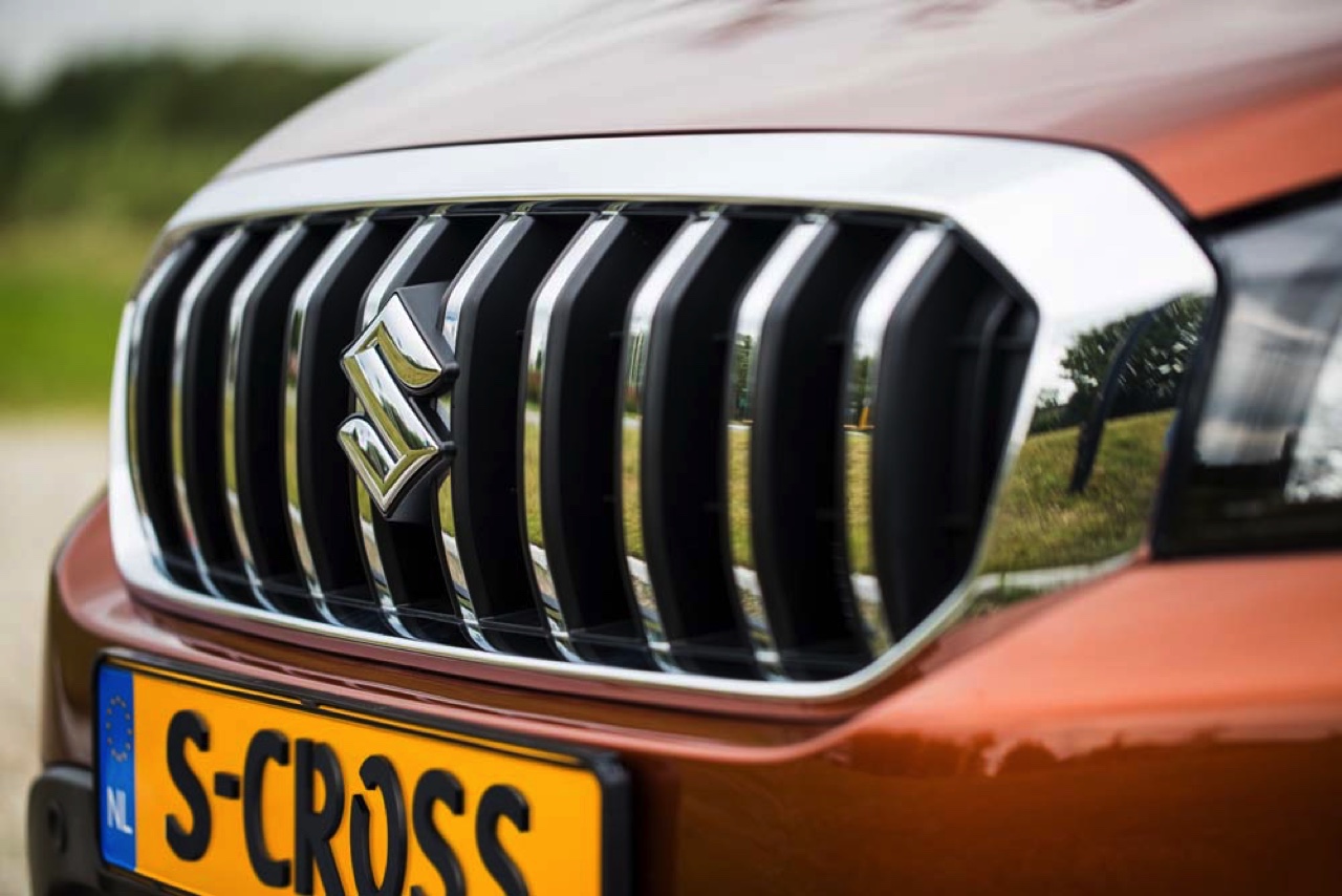AutoVandaag autotest Suzuki S-Cross 1.0 High Executive Boosterjet. De S-Cross heeft een facelift gekregen en een nieuwe Boosterjet-motor. Bij een rij-impressie zochten wij uit wat er verder anders is.