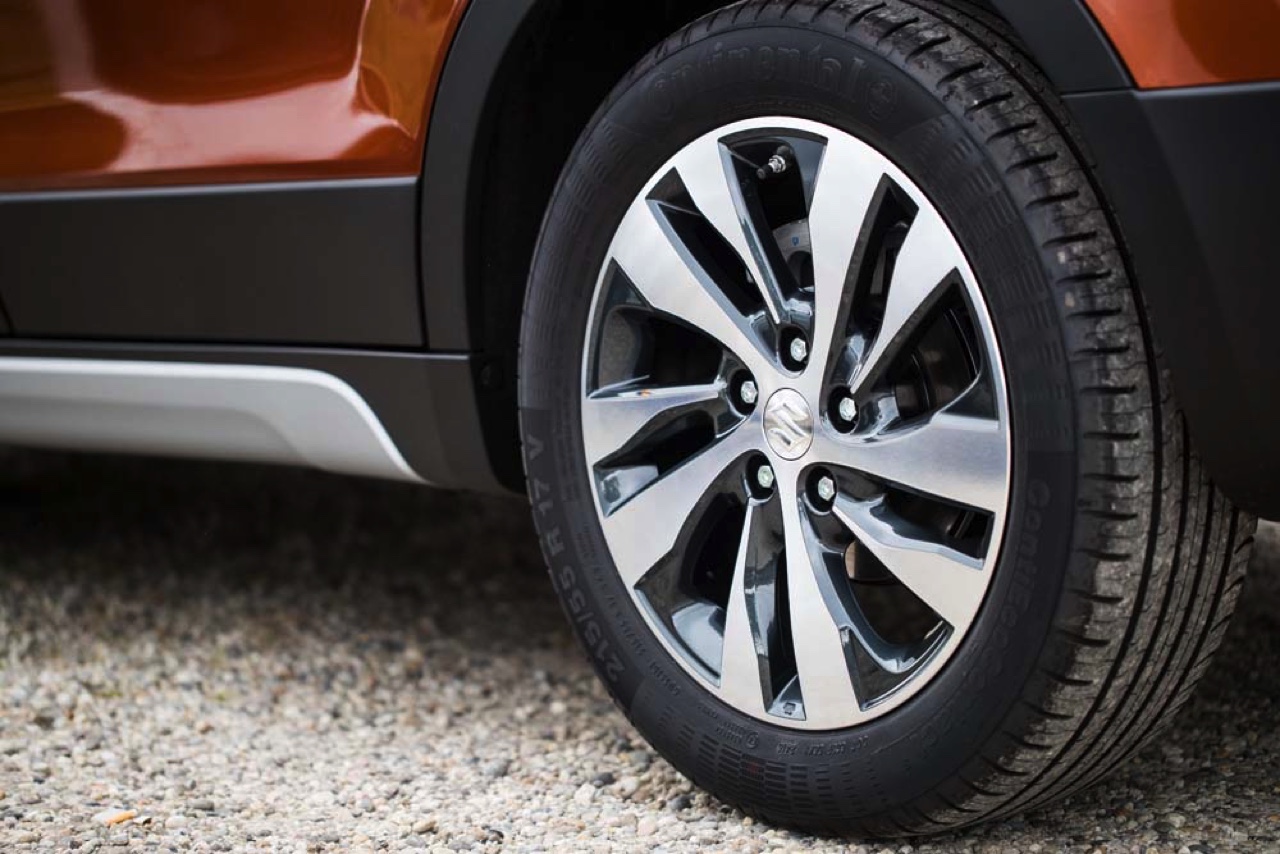AutoVandaag autotest Suzuki S-Cross 1.0 High Executive Boosterjet. De S-Cross heeft een facelift gekregen en een nieuwe Boosterjet-motor. Bij een rij-impressie zochten wij uit wat er verder anders is.