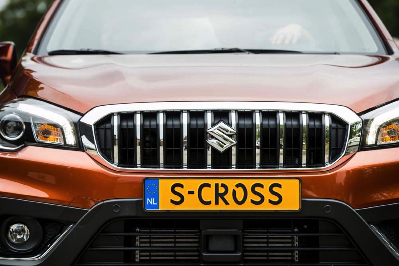 AutoVandaag autotest Suzuki S-Cross 1.0 High Executive Boosterjet. De S-Cross heeft een facelift gekregen en een nieuwe Boosterjet-motor. Bij een rij-impressie zochten wij uit wat er verder anders is.