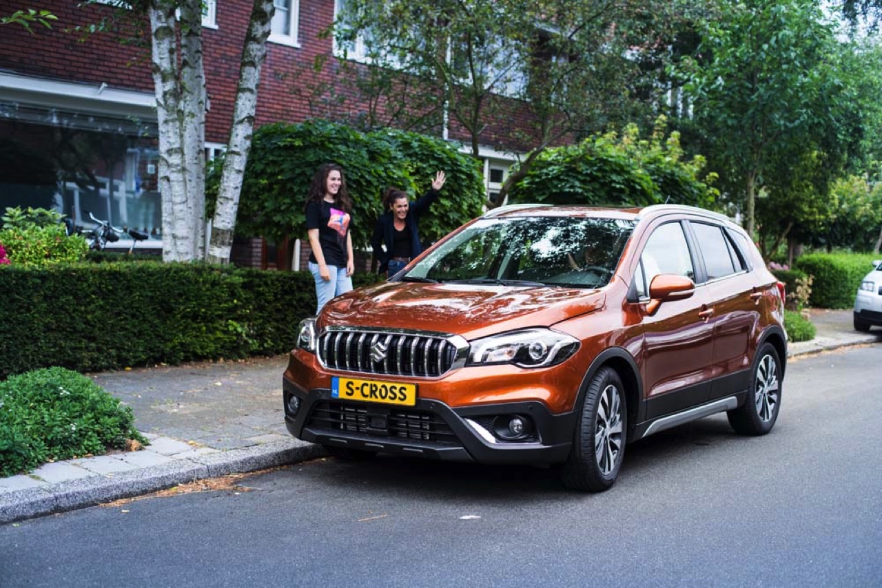 AutoVandaag autotest Suzuki S-Cross 1.0 High Executive Boosterjet. De S-Cross heeft een facelift gekregen en een nieuwe Boosterjet-motor. Bij een rij-impressie zochten wij uit wat er verder anders is.