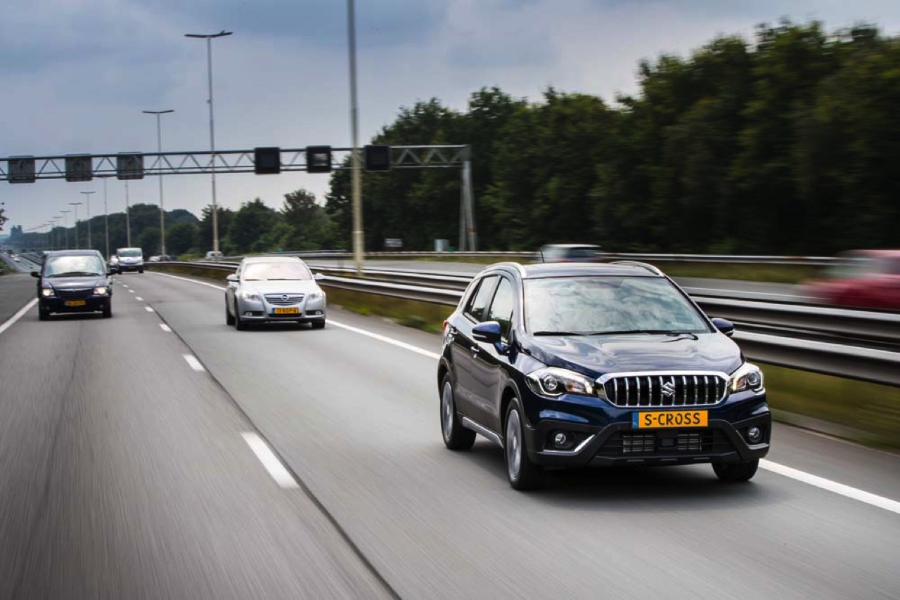 AutoVandaag autotest Suzuki S-Cross 1.0 High Executive Boosterjet. De S-Cross heeft een facelift gekregen en een nieuwe Boosterjet-motor. Bij een rij-impressie zochten wij uit wat er verder anders is.