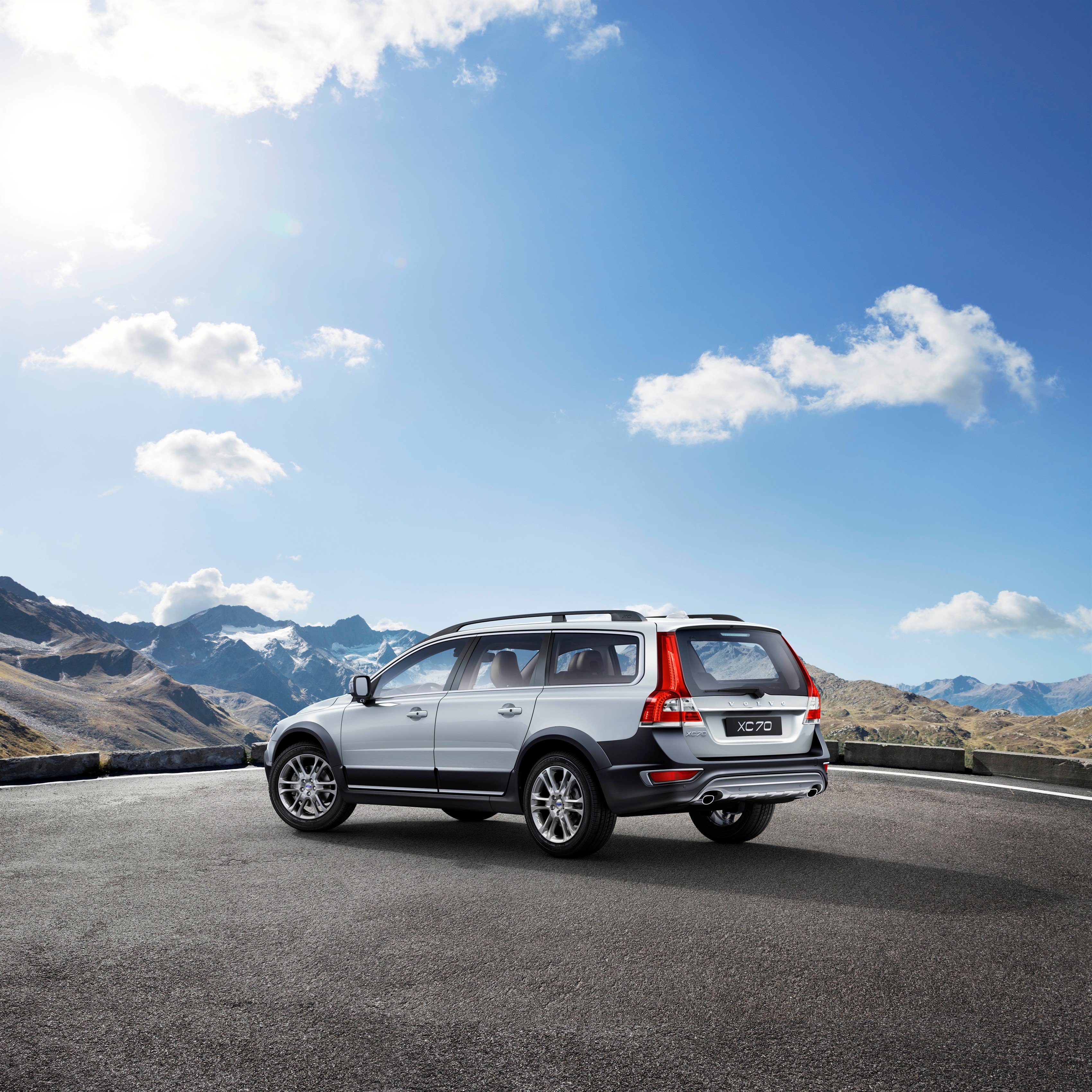 Volvo introduceert een nieuwe uitvoering van de XC70 met vierwielaandrijving. Het is de XC70 D4 AWD Polar+.