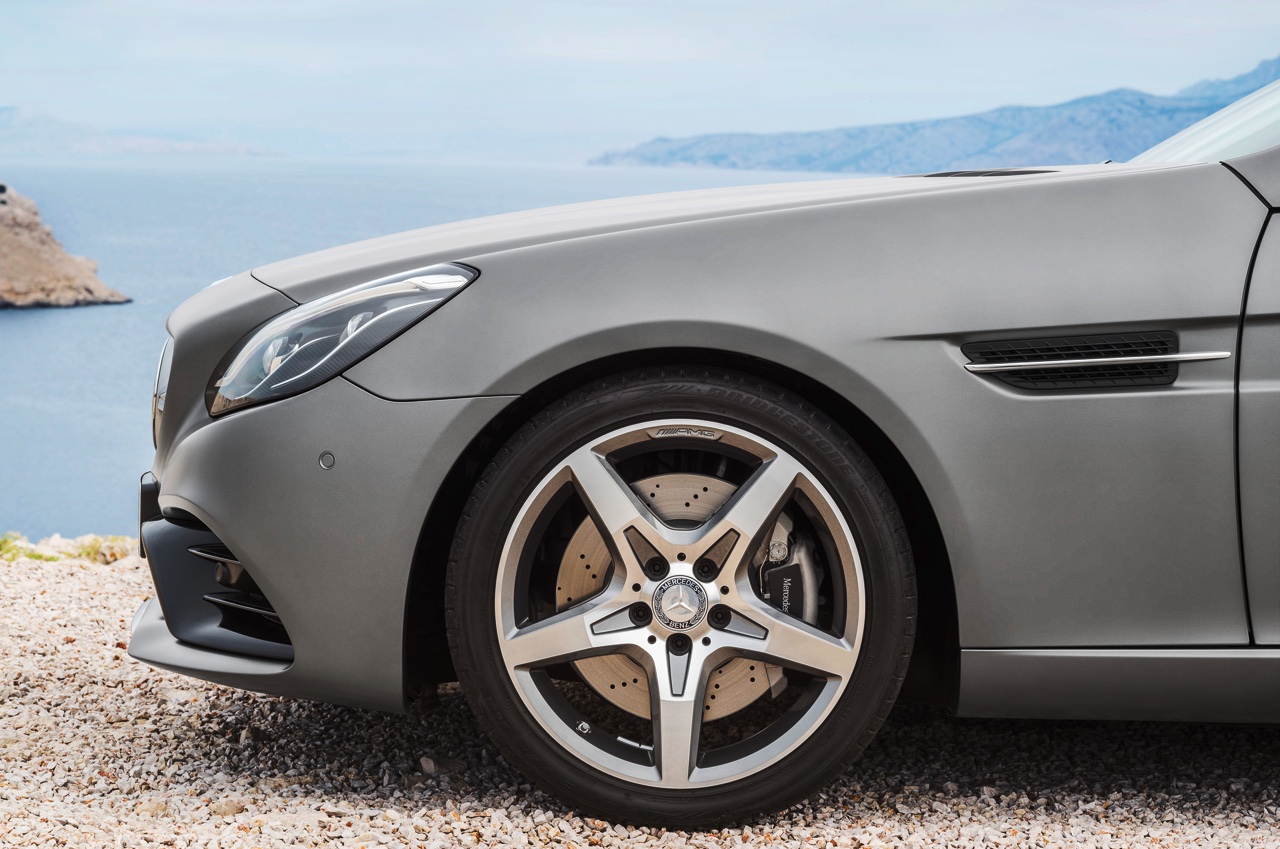 De facelift van de Mercedes SLK is een feit en vanaf 2016 heet de compacte roadster Mercedes-Benz SLC.