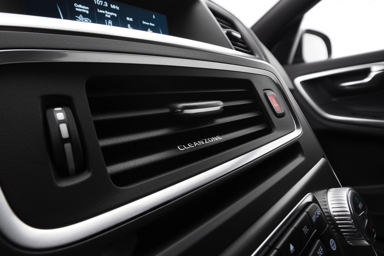 Meer grip en luxe voor Volvo S60, V60 en XC60 in modeljaar 2017 met AWD vierwielaandrijving voor de T5 benzinemotor en extra functies met Volvo On Call.