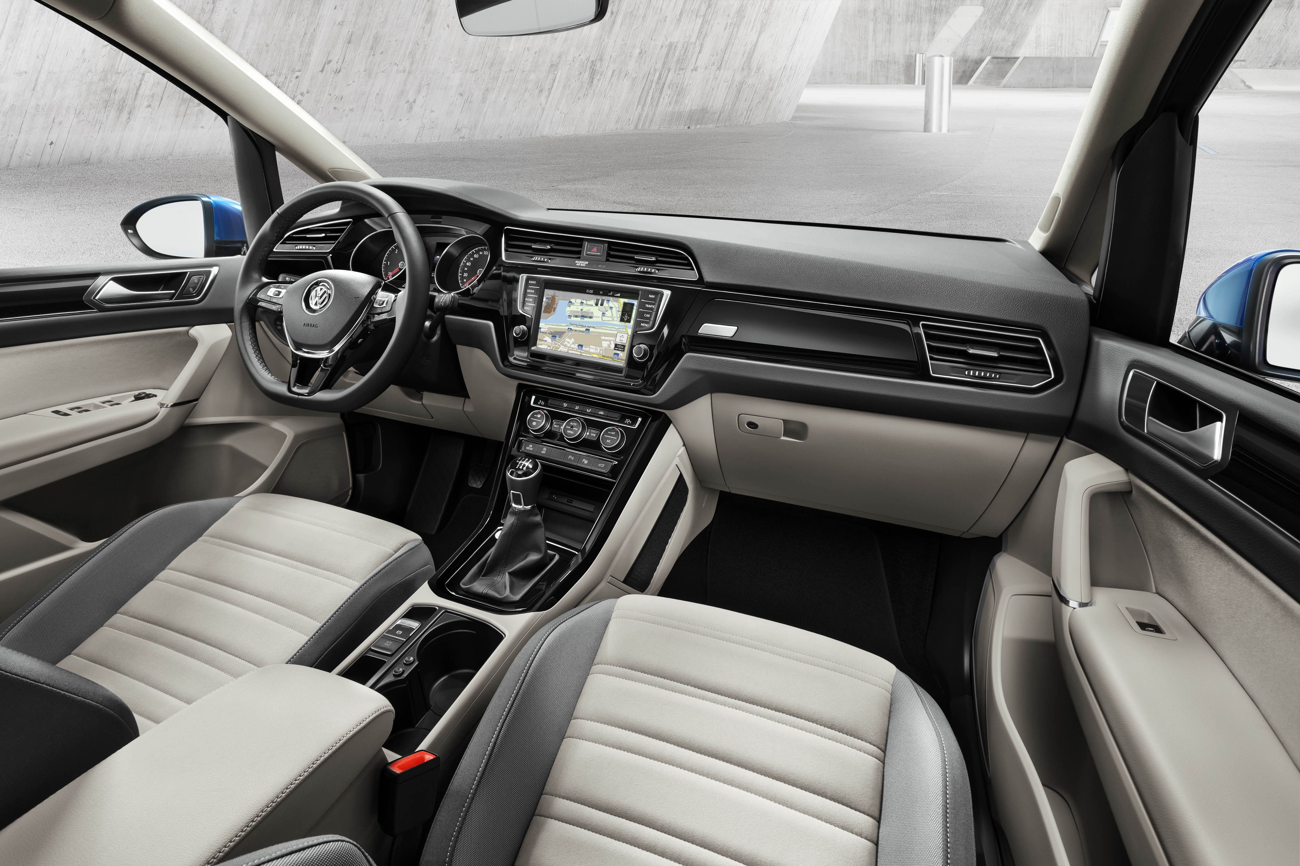 Volkswagen introduceert twee topversies van de Touran, de nieuwe 1.8 TSI Highline DSG en 2.0 TDI Highline DSG.