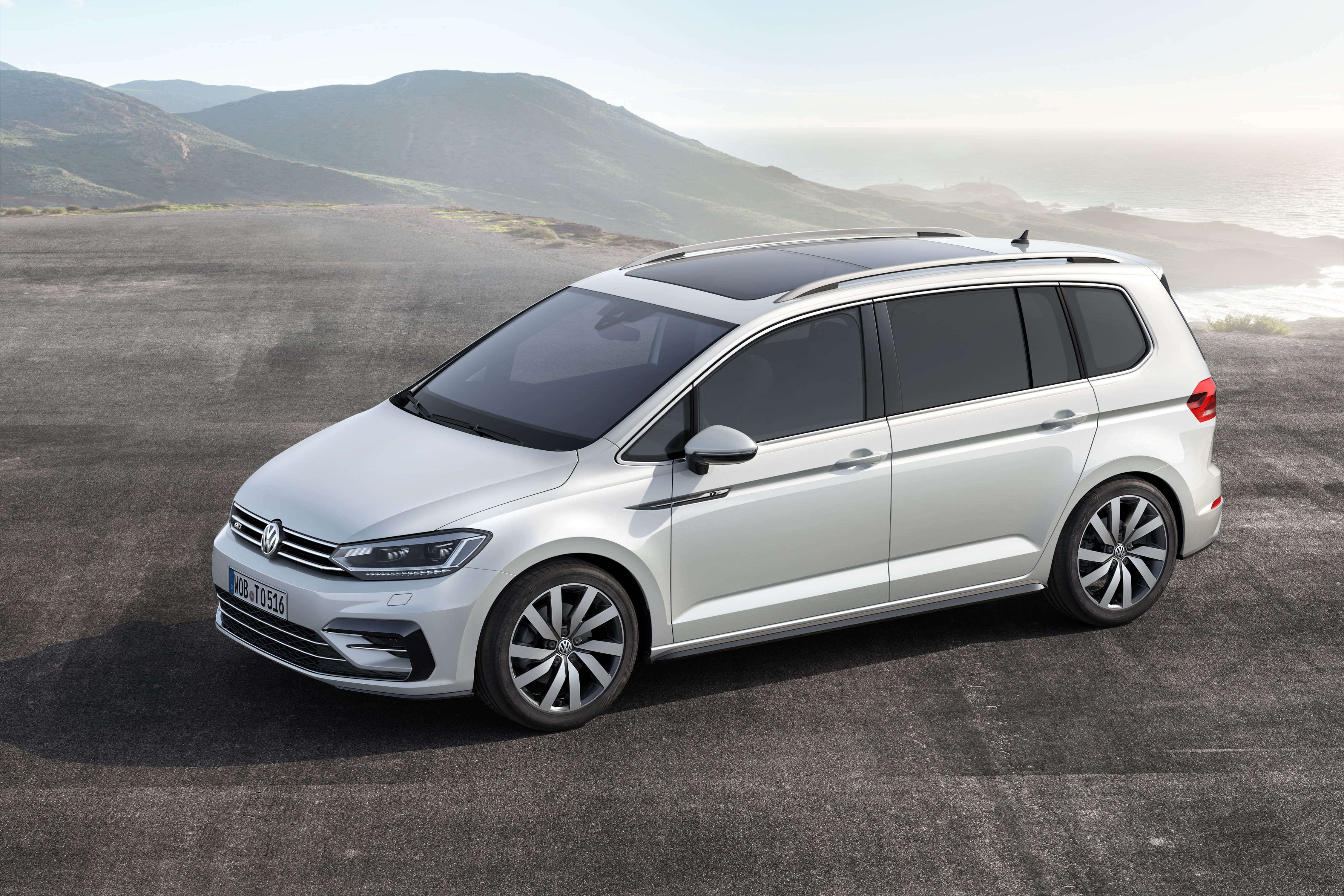 Volkswagen introduceert twee topversies van de Touran, de nieuwe 1.8 TSI Highline DSG en 2.0 TDI Highline DSG.