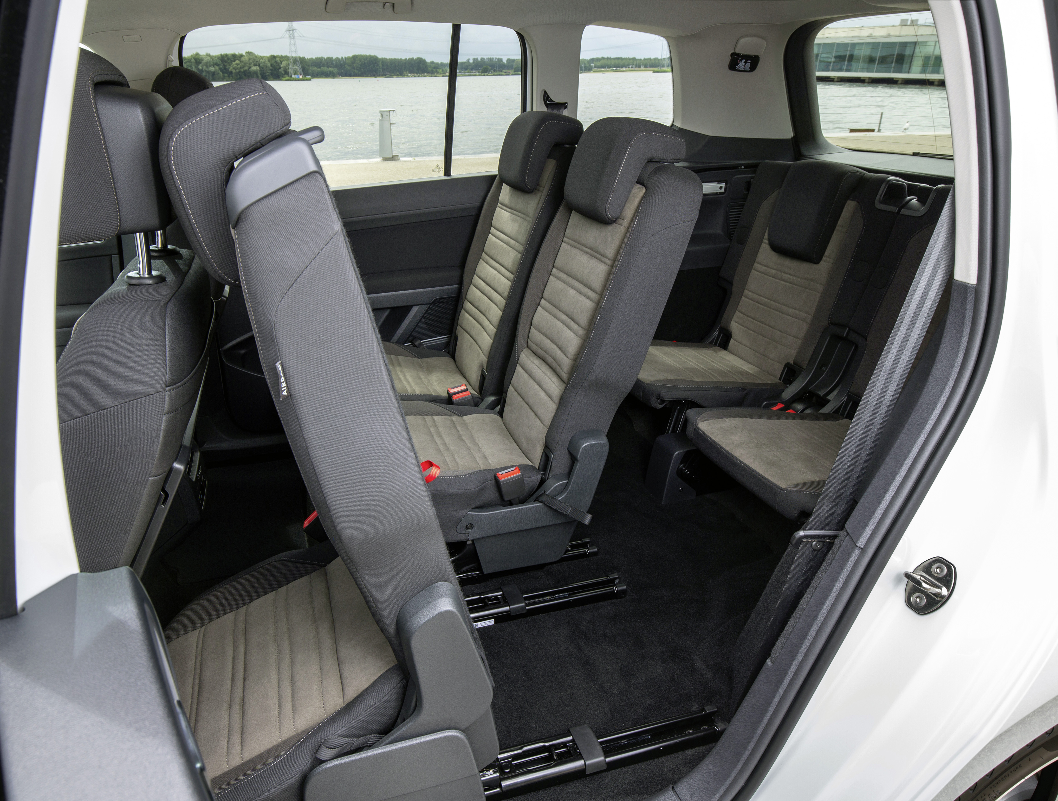 Volkswagen introduceert twee topversies van de Touran, de nieuwe 1.8 TSI Highline DSG en 2.0 TDI Highline DSG.