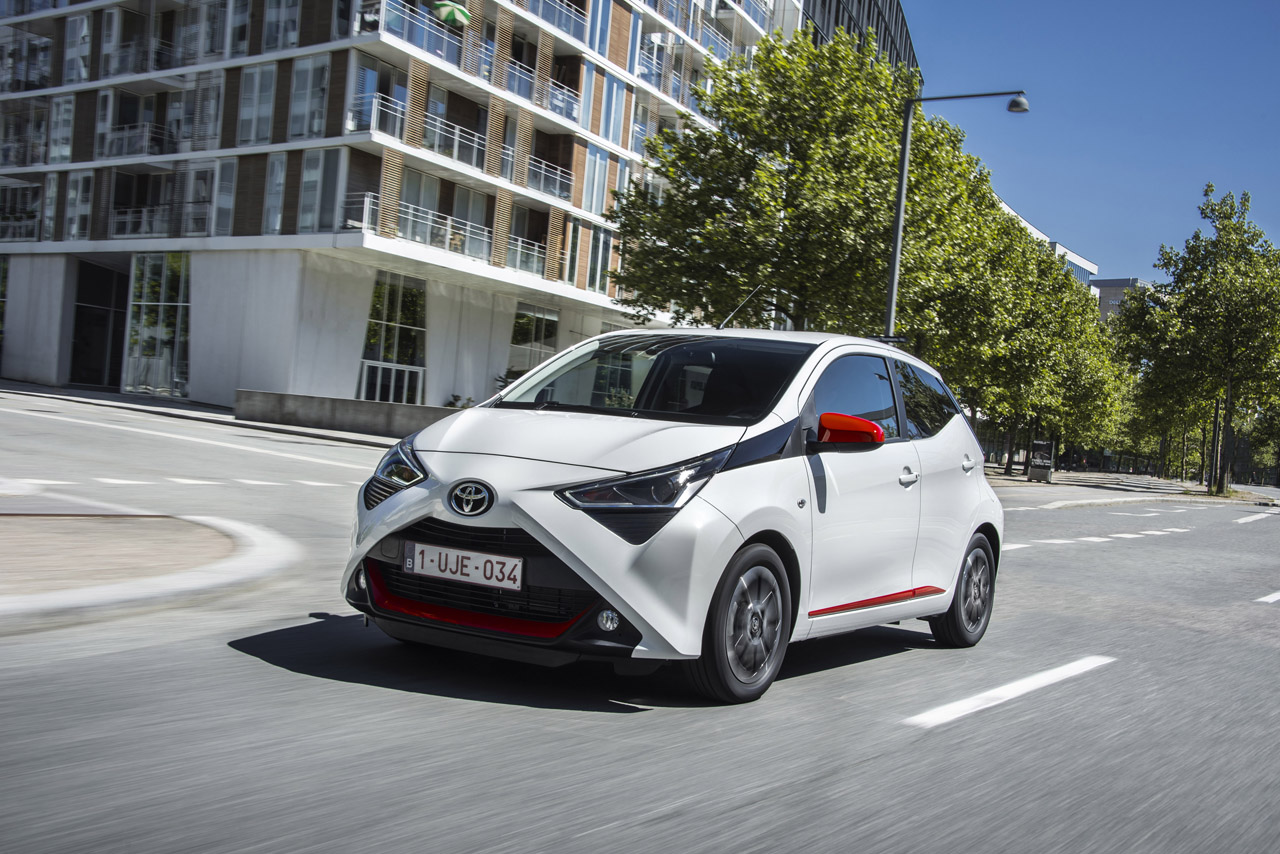 Toyota lanceert de vernieuwde Aygo met meer luxe en een zuinigere motor.